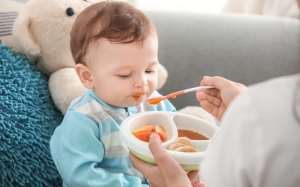 אכילת מזון מוצק – איך מתחילים?
